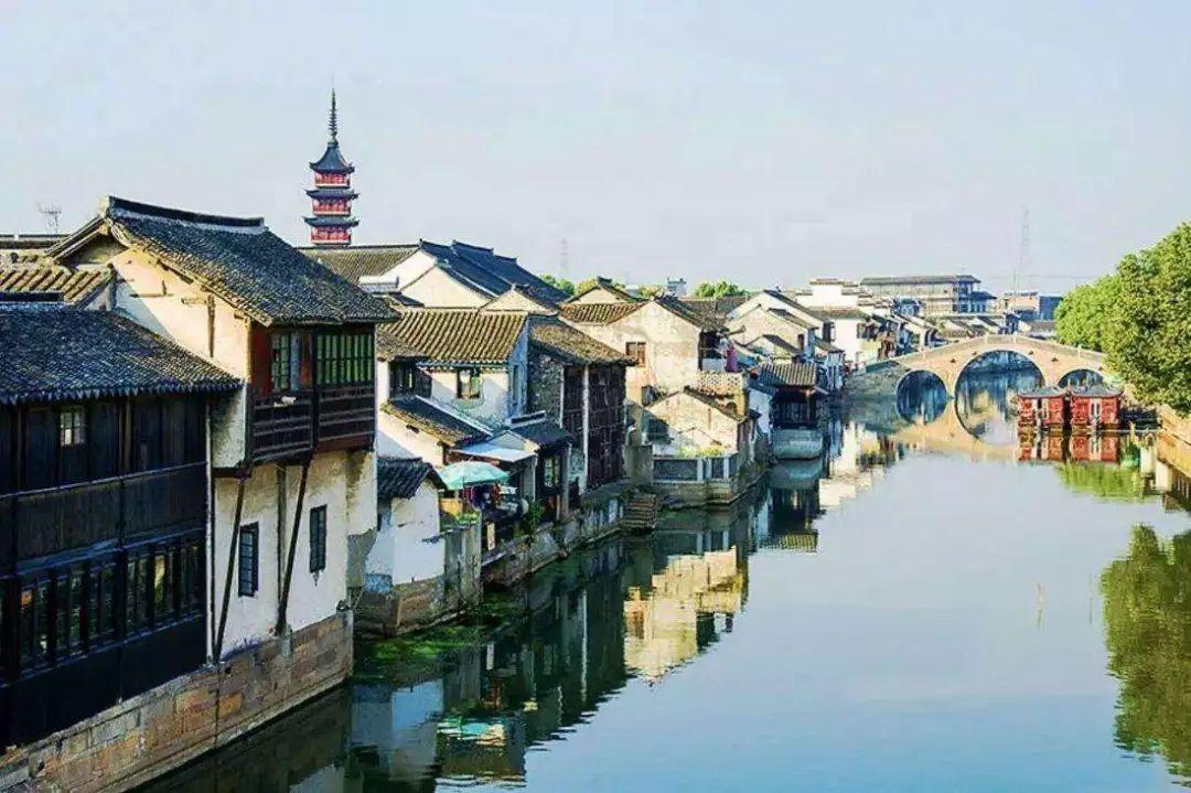 现场国足球迷很热情!老大爷用横幅“赢球才是硬道理”支持国足!